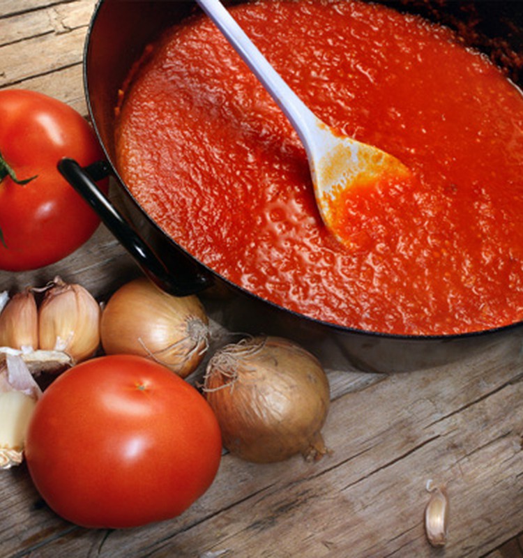 Pirmosios atsargos žiemai savo rankomis: Pomidorų padažas ir Adžika
