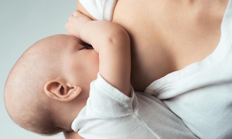 Ar įmanoma 3 mėnėsių kūdikį pripratinti žįsti krūtį?