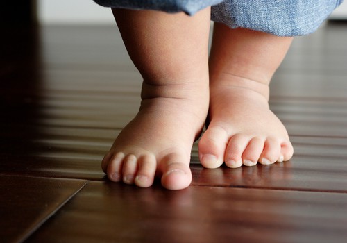 Kaip žaislai gali padėti vaikščioti besimokančiam mažyliui?