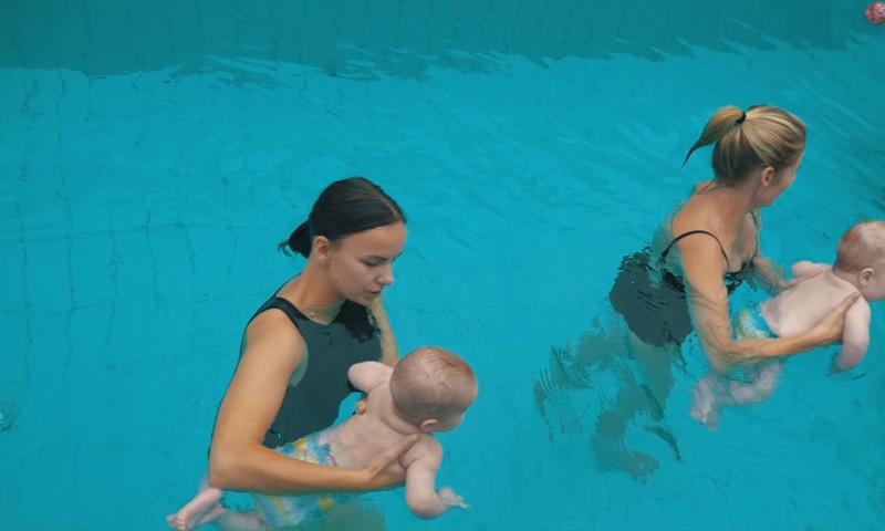 Užsiėmimai vandenyje - nauda kūdikiui ir mamai