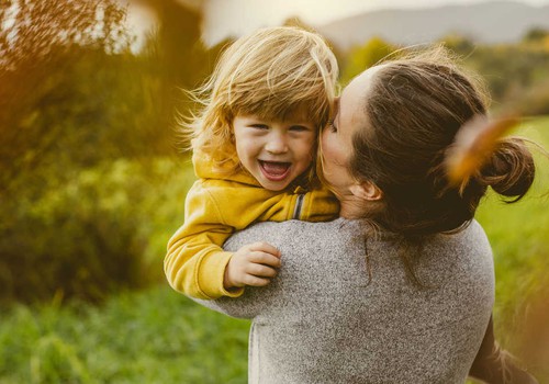 Kodėl vaikai dažnai „šokdina" tik mamas: atsako psichologė
