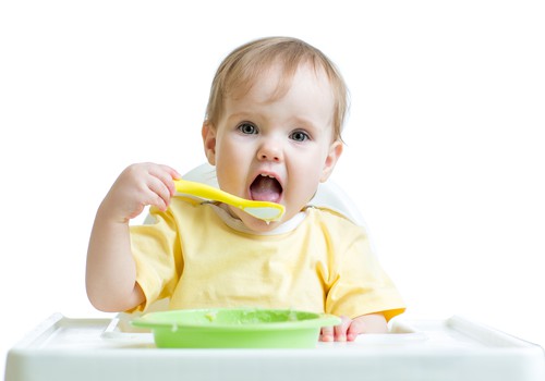 Neduokite kūdikiui per anksti papildomo maisto