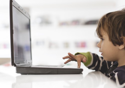 Internete be priežiūros palikti vaikai – kodėl verta sunerimti?