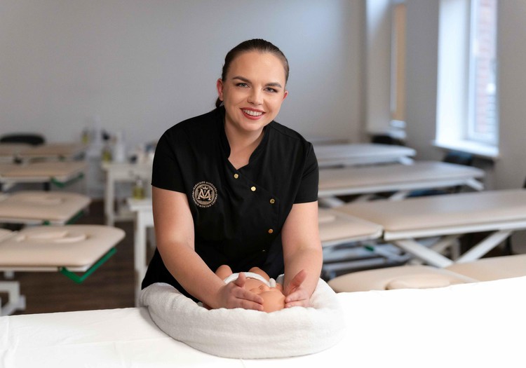 Padidėjęs kūdikio raumenų tonusas: masažas, kurį tėvai gali išmokti (vaizdo pamoka)