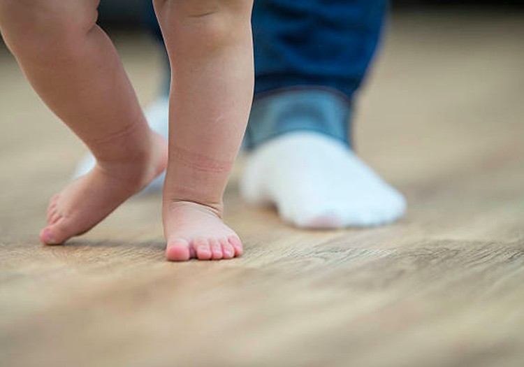 Kaip padrąsinti vaiką vaikščiojimui? Atsako kineziterapeutė Viktorija