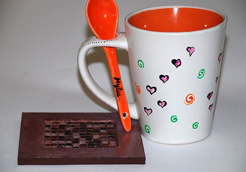 PASIDARYK PATI: dekoruotas puodelis ir padėkliukas su mozaika