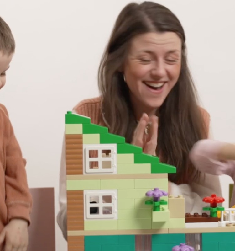 Išbandykite vaidmenų žaidimus su LEGO DUPLO rinkiniu „Šeimos namai“
