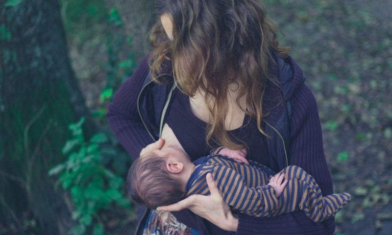 Ar kūdikiui užtenka mamos pieno: kaip suprasti?