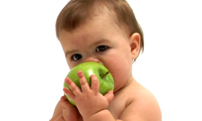 Kada mažyliui galima duoti obuolio ir kitų vaisių?