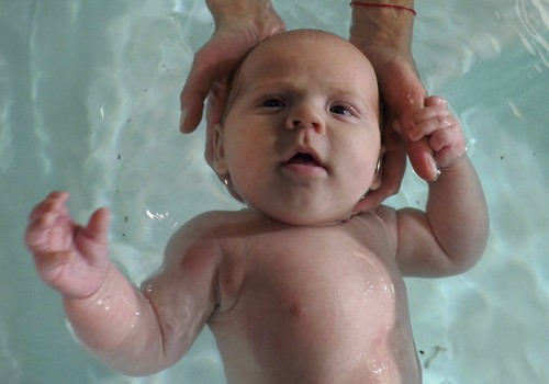 Ką būtina žinoti apie kūdikio maudynes baseine: susitikimas su Egle Straleckaite
