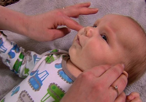 Kūdikių masažas gali pagelbėti ir dygstant dantukams
