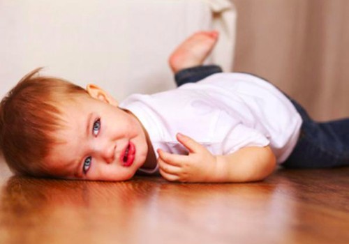 Kai vaikas griūna ant žemės isterikuodamas - ar ignoruoti?