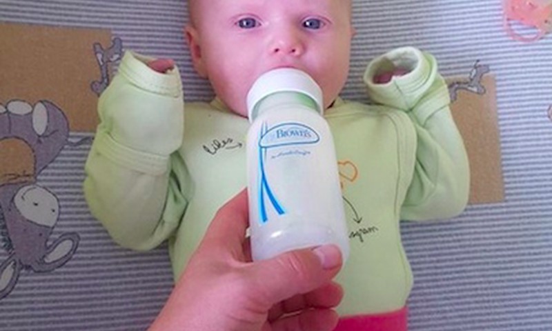 Mažylė labai noriai gėrė pieną iš Dr.Brown's buteliuko