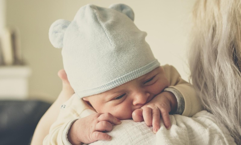 Kodėl pažindęs kūdikis ima verkti: atsako žindymo specialistės