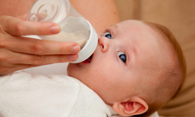 Ar galima kūdikiui duoti ir savo pieno, ir mišinio?