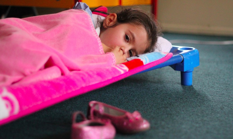 Kodėl mažylė verkia per pietų miegą darželyje?