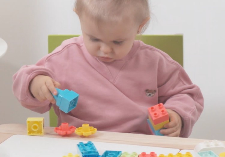 Pirmieji kūrybiško konstravimo žingsniai: ko vaikas išmoksta žaisdamas su LEGO DUPLO kaladėlėmis