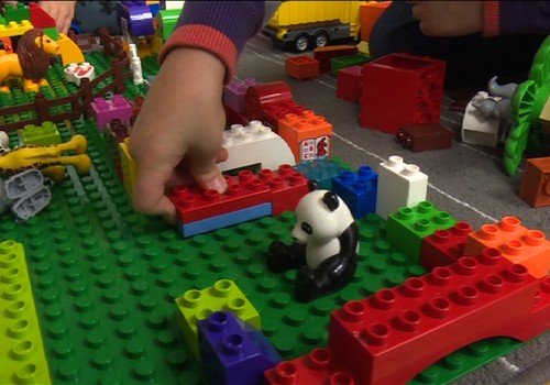 VIDEO "Žaidimo laboratorija": Mokomės žaidimo taisyklių su LEGO Duplo kaladėlėmis
