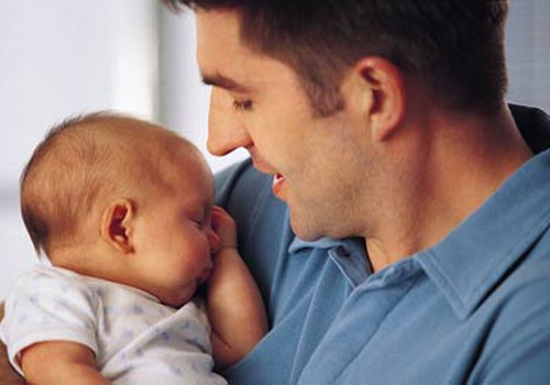 Pirmosios kūdikio savaitės: kaip tėtis gali padėti ir prisidėti?