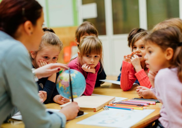 Visos dienos ugdymo modelis: nauda vaikams ar tik sprendimas užimtiems tėvams?