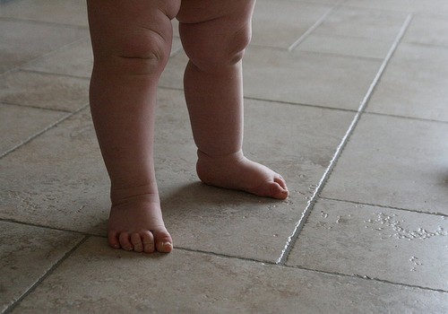 Kaip grūdinti mažylio pėdutes? +VIDEO