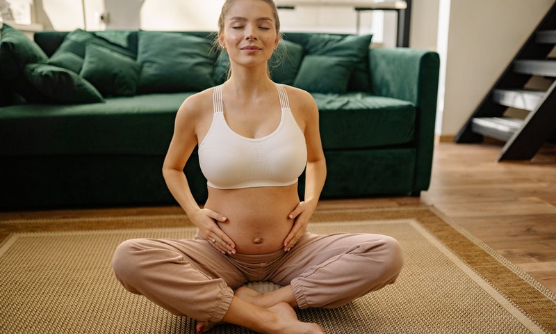 9 priežastys, kodėl joga naudinga nėštumo metu