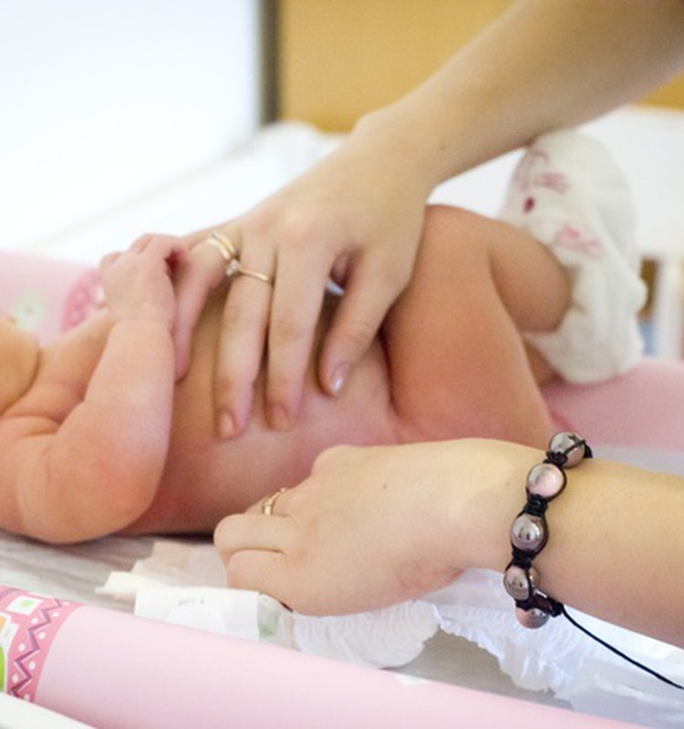 Naujagimio pirmąją parą nereikėtų prausti