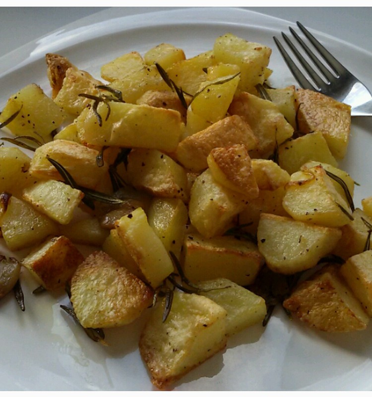 Fantastiškai skanūs kepti bulvių kubeliai su rozmarinais