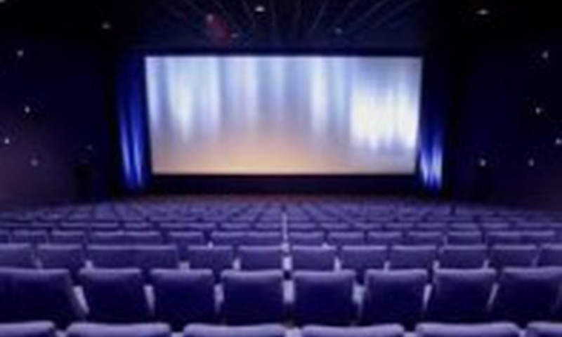 Kino ir teatro dvikovoje laimi...