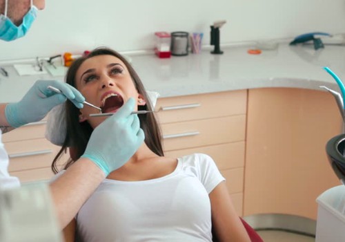 Skausmingi protiniai dantys: kentėti ar šalinti?