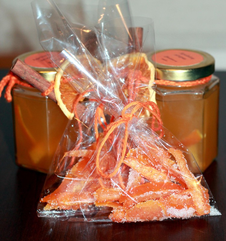 Rankų darbo dovanėlės: Apelsinų sirupas ir cukruotos apelsinų žievelės