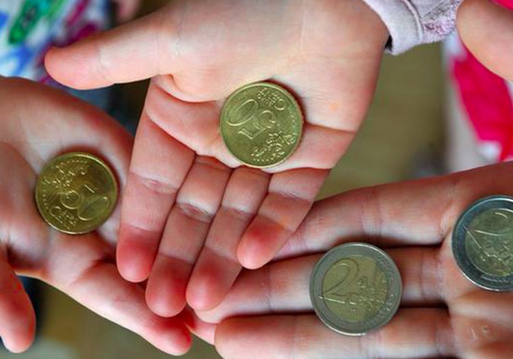 Kaip išmokyti vaiką elgtis su pinigais: viskas prasideda nuo pirmo euro