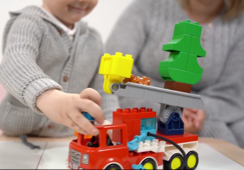 Kūrybiški vaidmenų žaidimai su LEGO DUPLO rinkiniu „Ugniagesių sunkvežimis!“