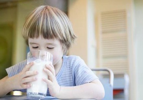 Karvės pienas, saldainiai ir kiti vaikų sveikatos žudymo įrankiai