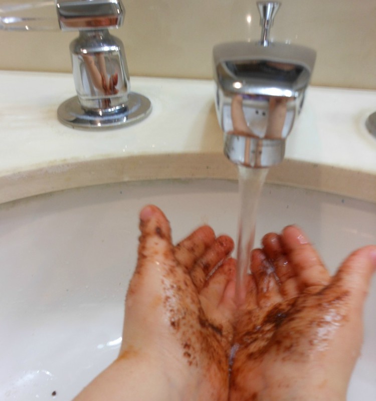 Paprastas metodas, kaip išmokyti vaiką gerai plauti rankytes