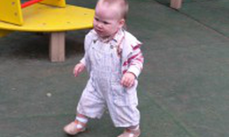 Vaikas, dėdamas žingsnelį, nesulenkia per kelius kojyčių