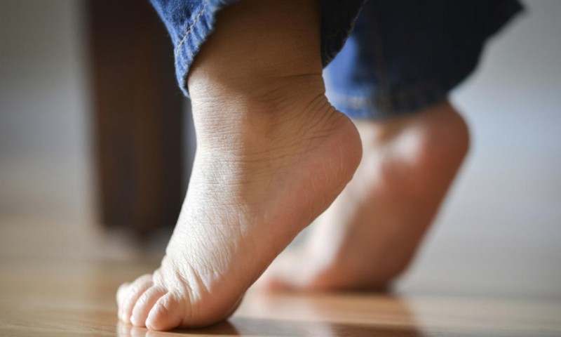 Kodėl mažyliai ima vaikščioti ant pirštų galų: komentuoja kineziterapeutė