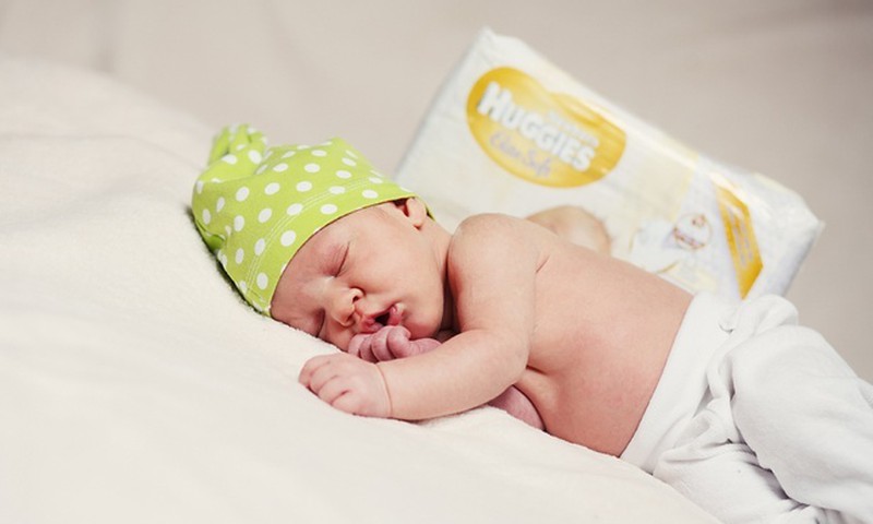 Kaip migdote kūdikį - ant vystyklo ar pagalvėlės?