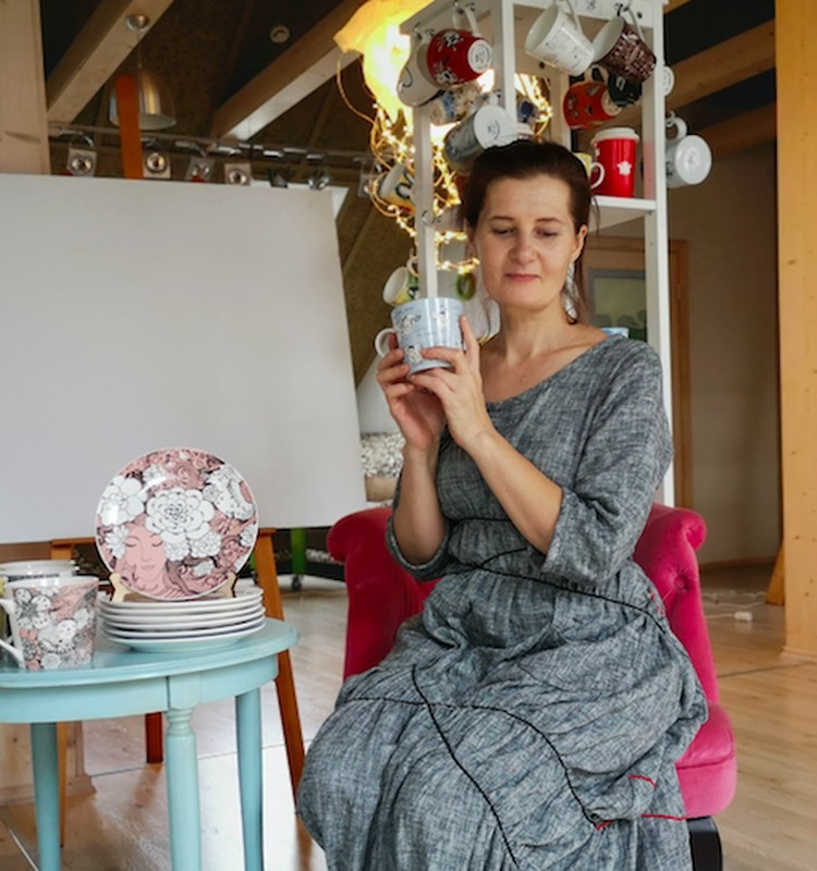 Dailininkė Sigutė Ach pristatė naują porceliano indų kolekciją: „Mėgstu gyventi lėtai ir gėlėtai, tad skrendam išgerti kavos"