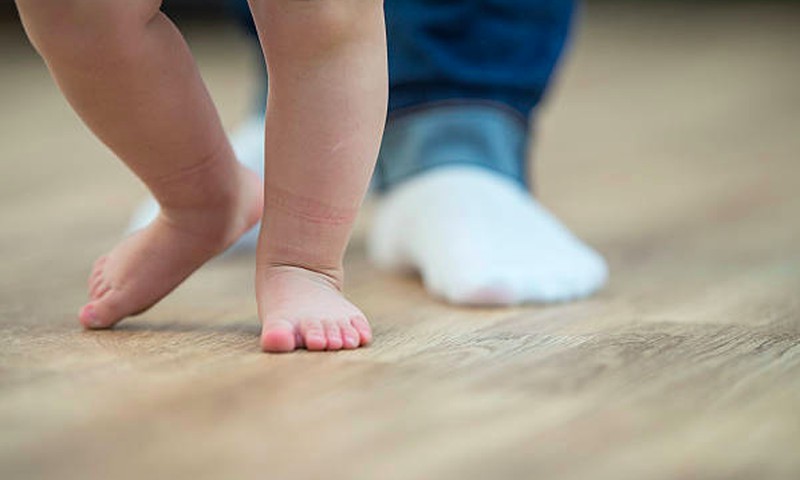 Kaip padrąsinti vaiką vaikščiojimui? Atsako kineziterapeutė Viktorija