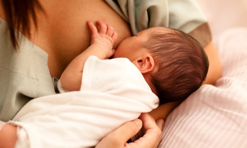Ar galima pamaitinti kūdikį iš krūtinės, po to iš buteliuko?