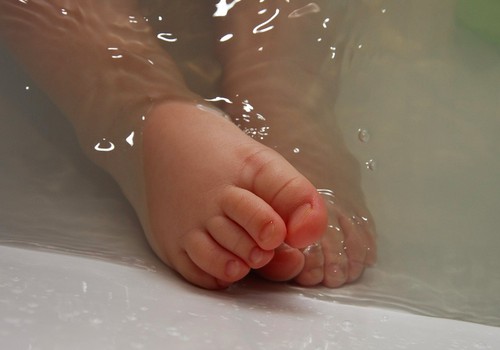 Pirmosios kūdikio maudynės: ką būtina žinoti