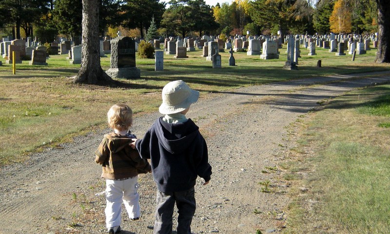 Ar verta vežtis vaikus į kapines? Specialisto patarimai