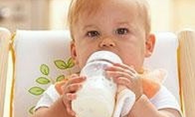 Atšaukiami iš rinkos pieno mišinėliai kūdikiams „Aptamil“