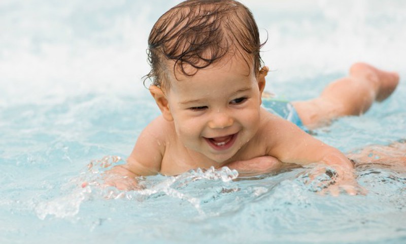 Kodėl verta pratinti kūdikį prie vandens procedūrų nuo gimimo?