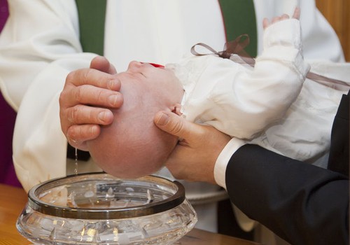 10 krikštynų dovanų, kurios liks vertingos visada