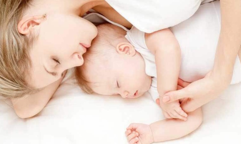 Ar saugu miegoti kartu su kūdikiu vienoje lovoje?