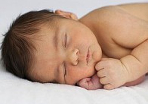 Kodėl kūdikiai dažnai budinėja naktimis?