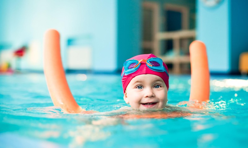 Geriausia mokyti plaukti – baseine