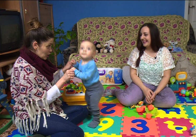 VIDEO "Mamos, pabandom?": kas patogiausia ropojančiam mažyliui
